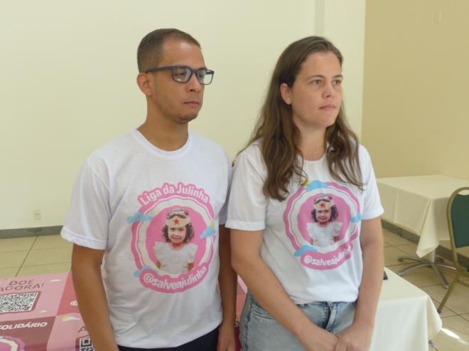 Os pais de Julinha falaram sobre a necessidade da criança na entrevista à imprensa