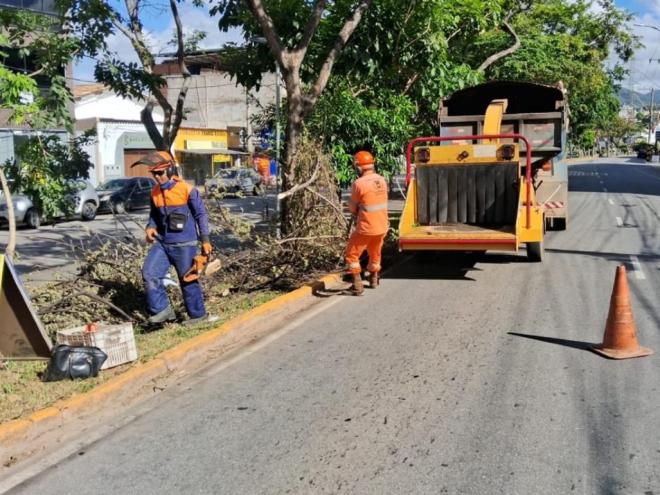 Serviço público mantém ações intensas de limpeza, ainda atendendo áreas impactadas pela chuva de 12 janeiro