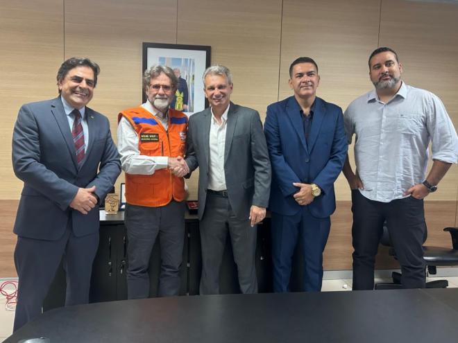 O deputado Domingos Sávio (E), o prefeito Sadi Lucca (centro) acompanhado do Presidente da Câmara Municipal, Luciano Lugão e o secretário de Planejamento, Douglas Prado, estiveram em reunião com o Secretário Nacional de Proteção e Defesa Civil, Wolnei Wolff