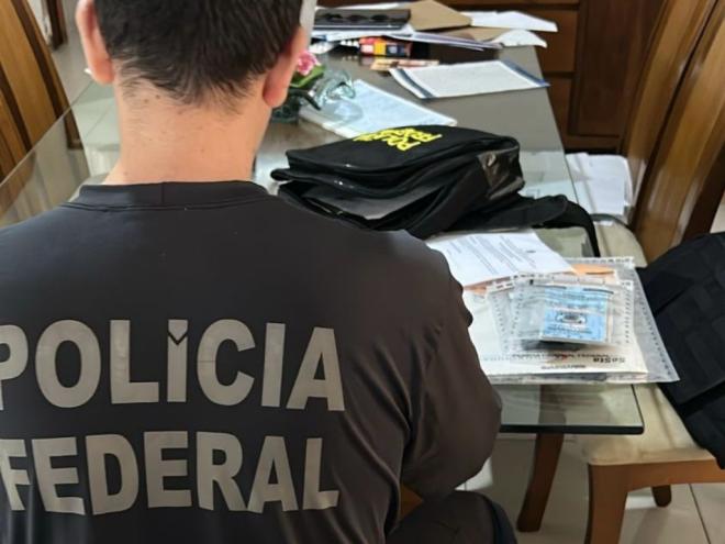 Os policiais federais apreenderam objetos nas casas dos investigados