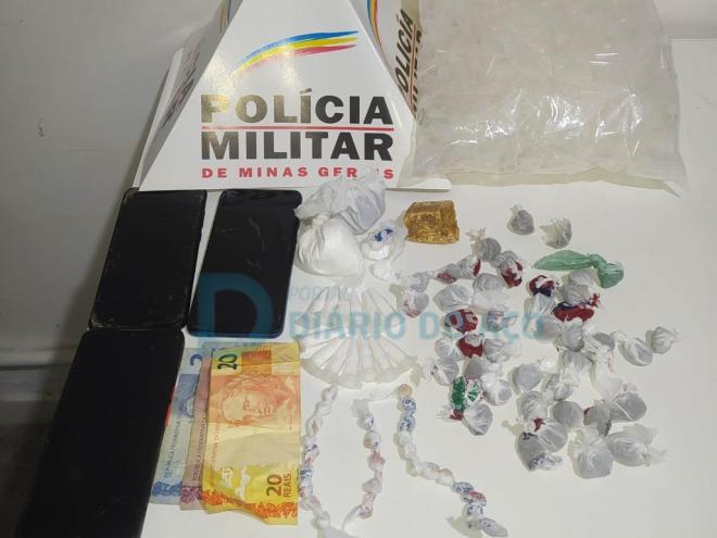 O material recolhido após a abordagem aos suspeitos