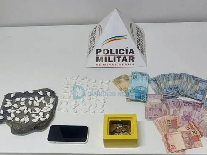 As 101 porções de cocaína apreendidas depois que abordaram um motociclista