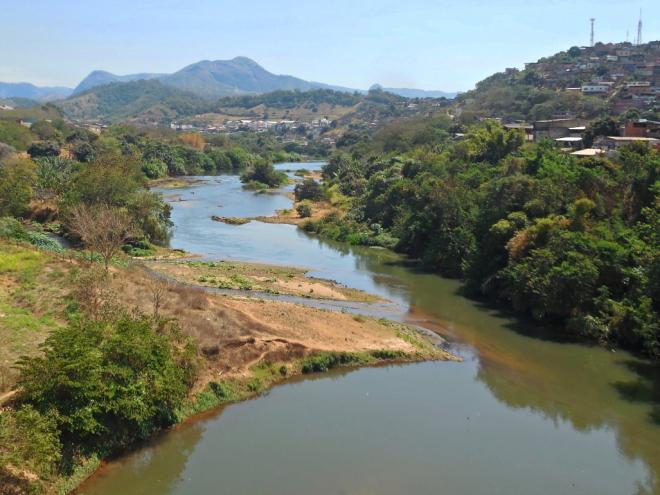 Rio Piracicaba entre Timóteo e Coronel Fabriciano; curso d?água é um dos principais afluentes do rio Doce