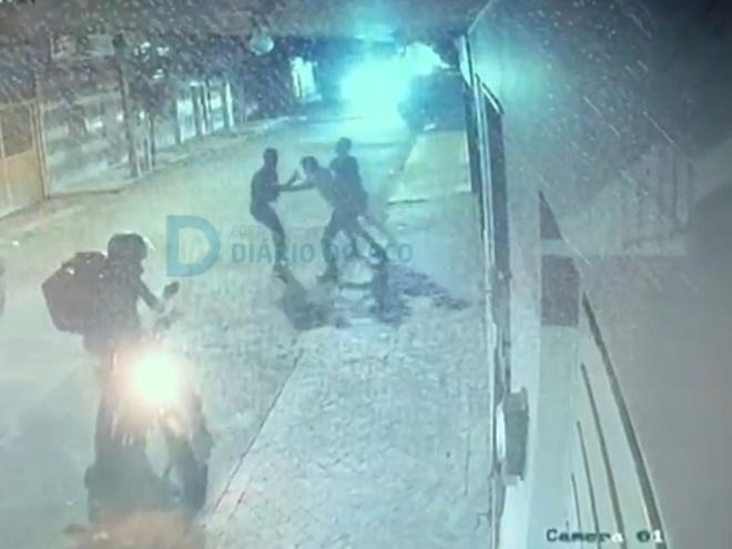 O momento que a vítima é atingida com uma facada desferida pelo autor do crime