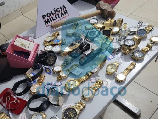 Um dos criminosos foi preso pela Polícia Militar, que recuperou parte do material furtado