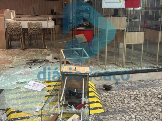 Usando uma marreta, criminosos destruíram porta e vitrine para furtar os produtos da loja 