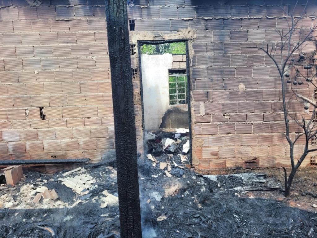 O incêndio foi provocado no fim da manhã deste sábado