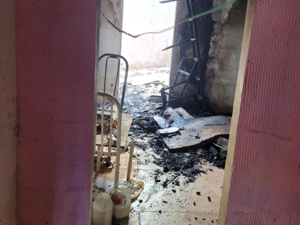 As chamas atingiram dois quartos, danificando móveis e telhados