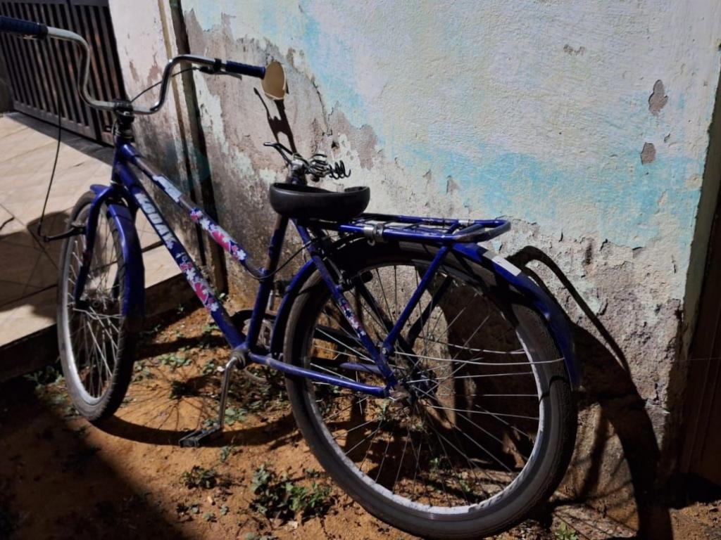 Os indivíduos abandonaram a bicicleta ao lado do veículo