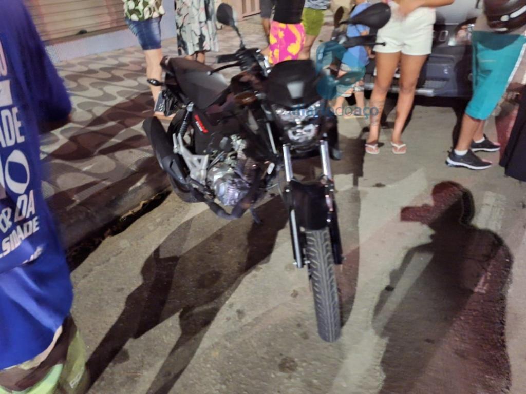 O motoqueiro, de 28 anos, teve pequenos machucados devido ao acidente 