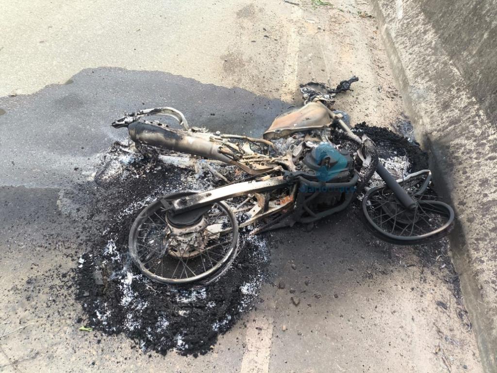 Os dois homens que ocupavam a moto envolvida no acidente eram irmãos; veículo pegou fogo depois da colisão 