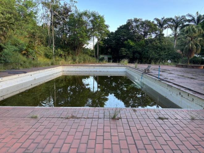 A piscina, com água parada e fétida, é um perigo a céu aberto como foco de mosquitos e outros insetos