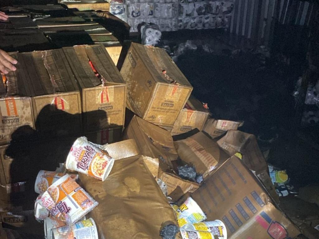 Estoque do supermercado também foi atingida pelo incêndio, cuja causa é desconhecida 