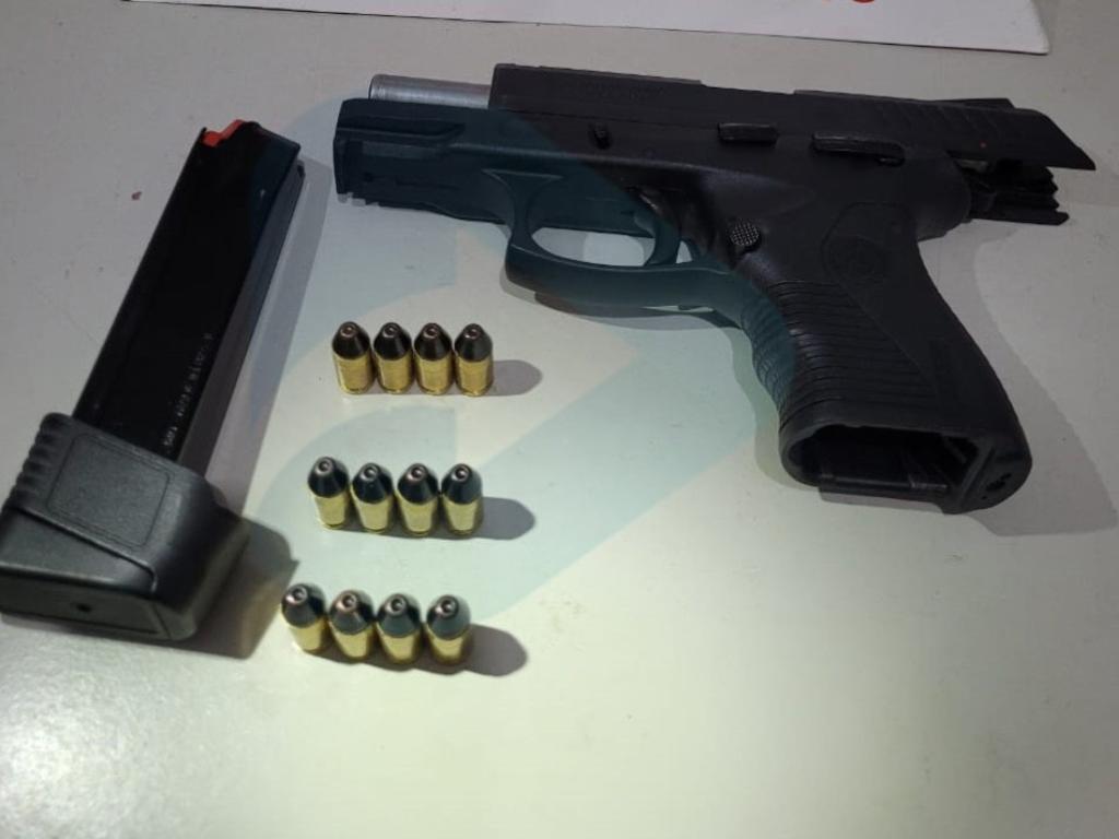 Com o homem de 44 anos foi apreendida a arma de fogo devidamente municiada 