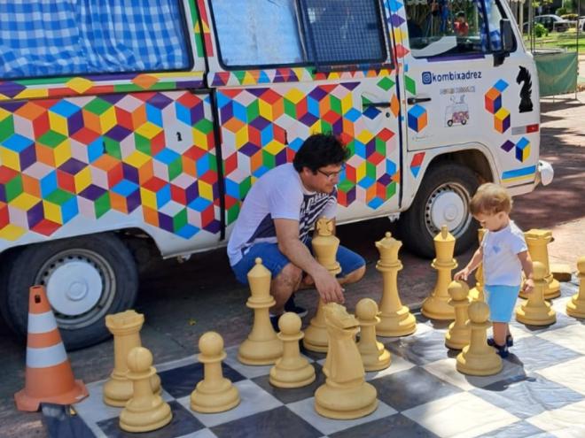 A Kombixadrez é levada para praças, escolas e eventos