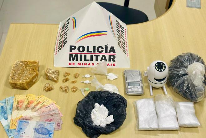 Produtos foram apreendidos em Ipatinga na noite de sábado (22)