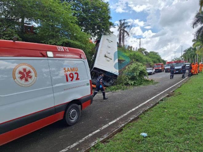 Equipes do Samu e do Corpo de Bombeiros já estão no local do acidente 