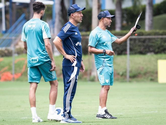 O técnico Leonardo Jardim faz sua estreia no certame