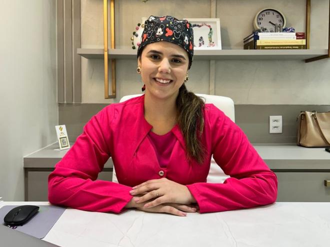Júlia Andrade é dentista com foco em atendimento de crianças e de pessoas com Transtorno do Espectro Autista