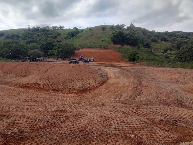 Máquinas já trabalham no terreno em que será construído as moradias populares