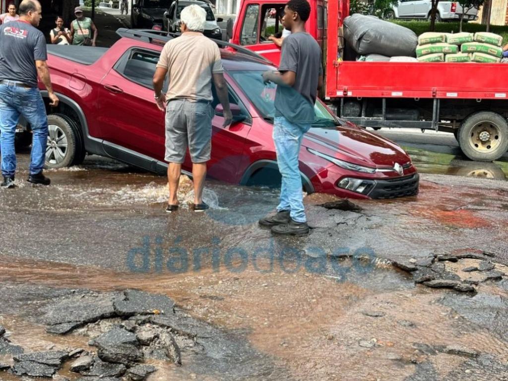 Veículo ficou preso em plena avenida