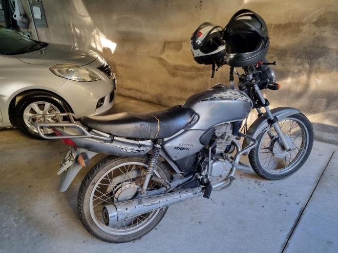 Mãe e filha transitavam nesta motocicleta pelo bairro Canaã, quando foram atingidas por outra moto