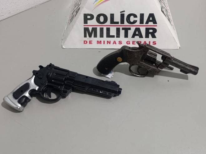 Simulacro e revólver apreendidos pela Polícia Militar