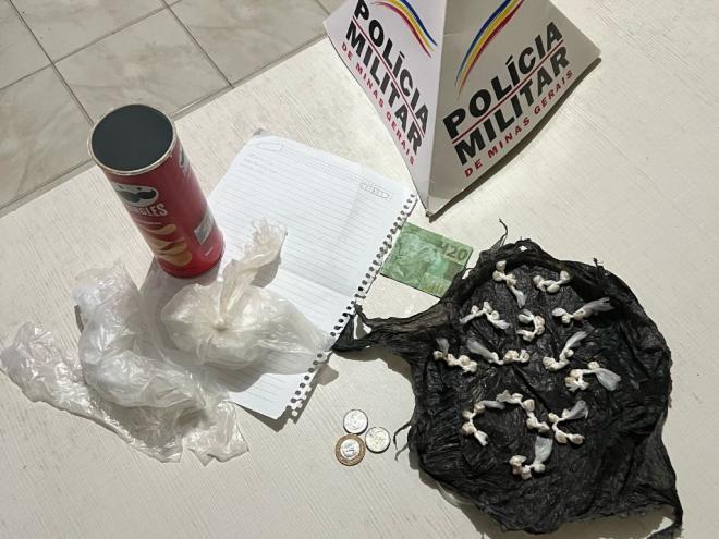 Objetos encontrados e apreendidos na residência do adolescente