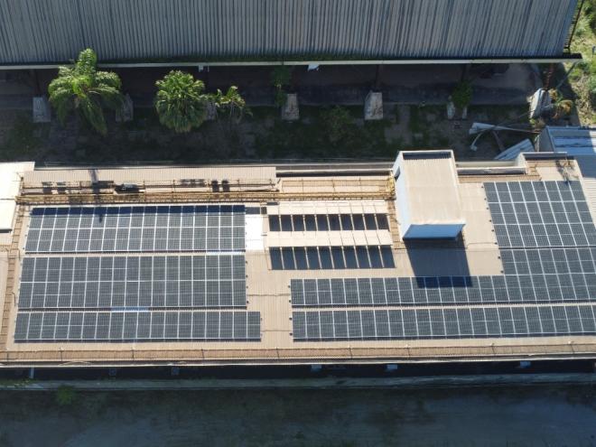 A instalação evita a emissão de aproximadamente 29,8 toneladas de CO2 por ano 