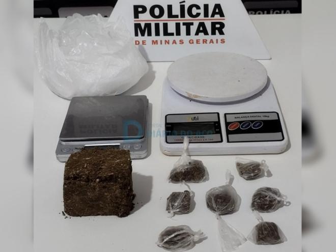 Os policiais recolheram estes objetos após a abordagem ao suspeito que tentou fugir 