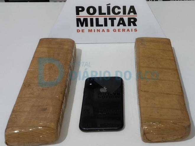 As barras de maconha e o celular do traficante foram apreendidos pelos policiais militares
