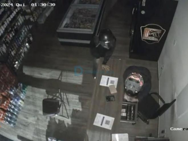 O momento que um dos autores aparece nas imagens na casa de carne invadida pelos criminosos