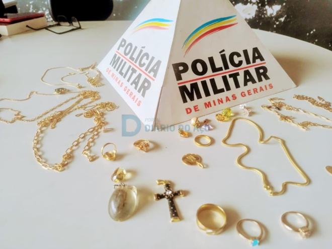 As joias recuperadas pelos policiais militares durante a apuração dos furtos praticados por uma mulher