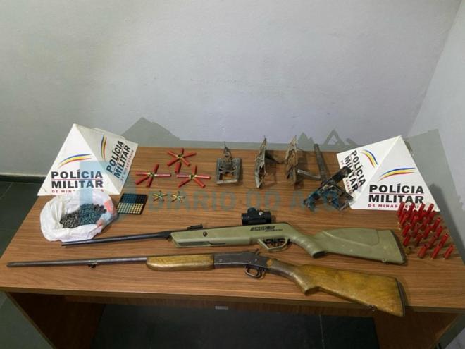 As armas e a munição apreendidas durante a vistoria na casa do suspeito denunciado