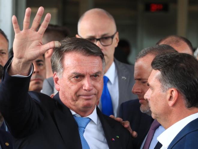 Jair Bolsonaro está hospitalizado e recebendo cuidados médicos 