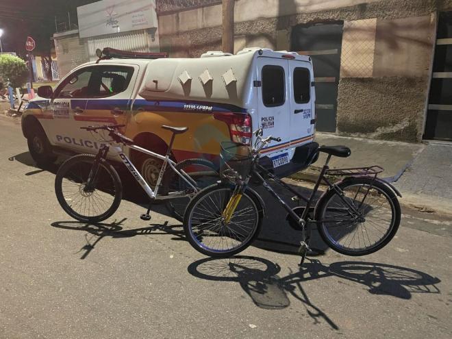  Após novas buscas nas imediações, a bicicleta Poti foi localizada escondida atrás de um caminhão estacionado nas proximidades. 