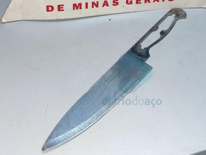 foi localizada uma faca com lâmina de aproximadamente 15 centímetros na cintura do suspeito.
