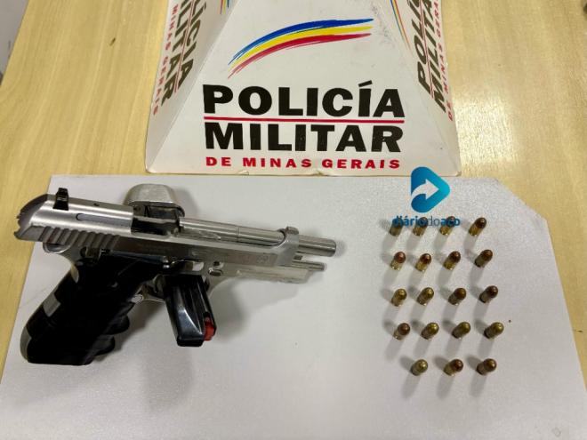 A pistola calibre 380 foi apreendida pela polícia