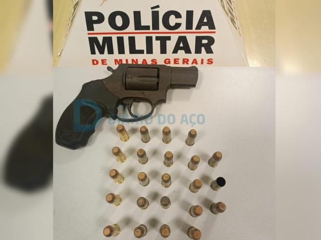 O revólver de calibre 38 foi apreendido após a abordagem ao 