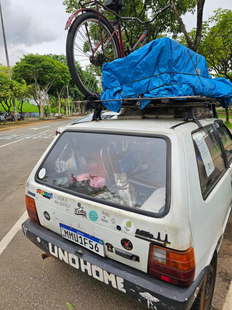 Fernando mora em um carro, apelidado de “UnoHome”