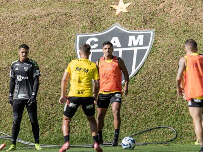 Gabriel Menino deve ser um dos titulares no confronto contra o time paulista
