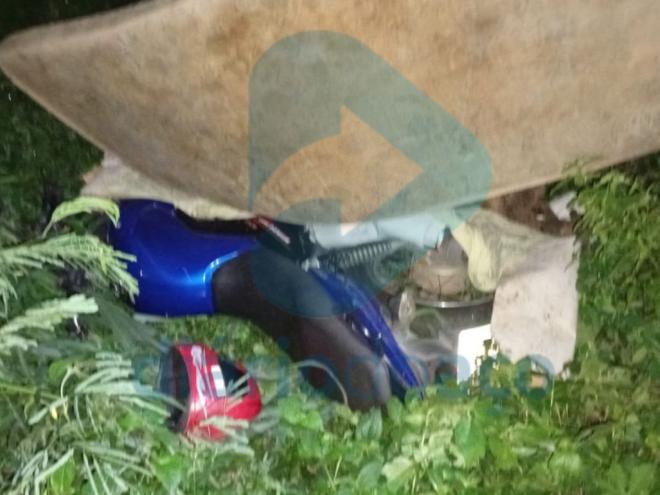 Moto foi escondida debaixo de um colchão, em meio ao matagal