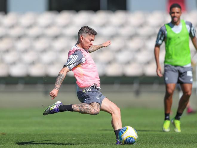 Bernard deve começar entre os 11 titulares