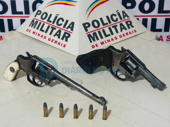 Os dois revólveres de calibre 32 apreendidos pelos policiais militares em Ipaba