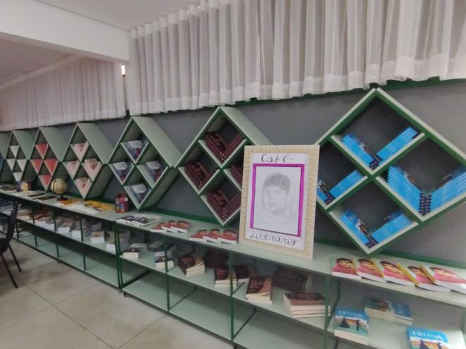 Biblioteca agora conta com novo nicho e gôndolas, além ser um ambiente climatizado e melhor iluminado 