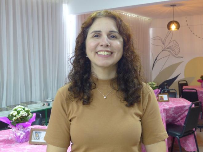 Flávia é responsável por um projeto da própria escola que incentiva o hábito de leitura e que utiliza a biblioteca para apresentações