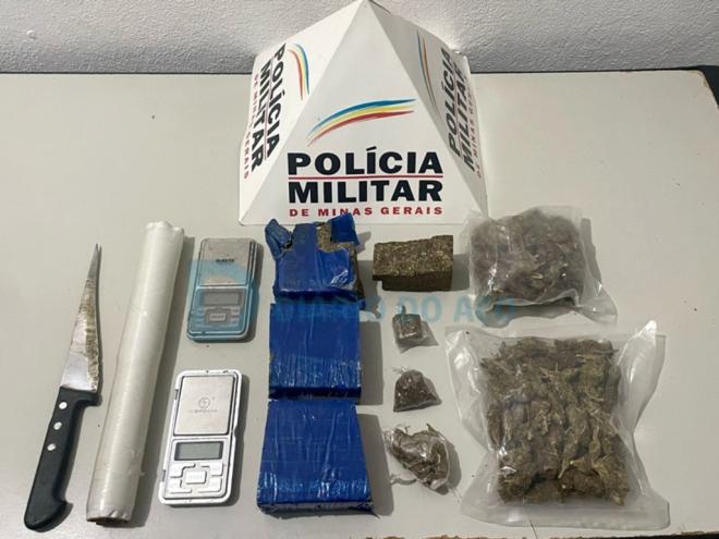 As porções de maconha encontradas no local vistoriado pela Polícia Militar