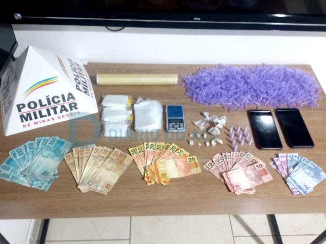 Os objetos apreendidos pelos policiais militares na casa que foi alvo da denúncia anônima