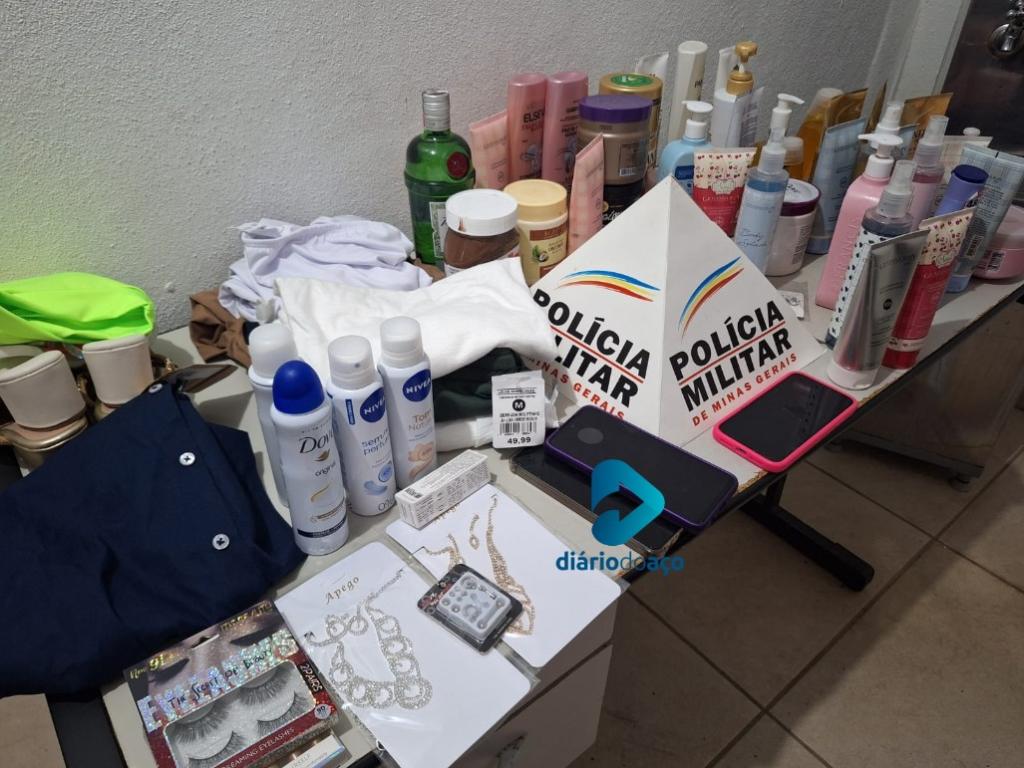 Os policiais apreenderam vários frascos de perfume, cosméticos, roupas, muitos com etiquetas das lojas onde houve os furtos