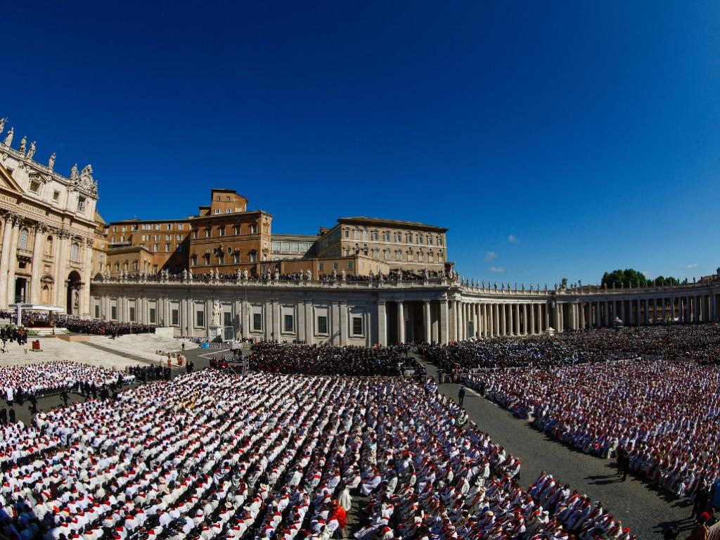 Fiéis acompanharam a Missa de Exéquias do pontífice no Vaticano